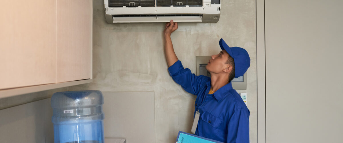 teknisi AC profesional Jakarta sedang memperbaiki unit outdoor