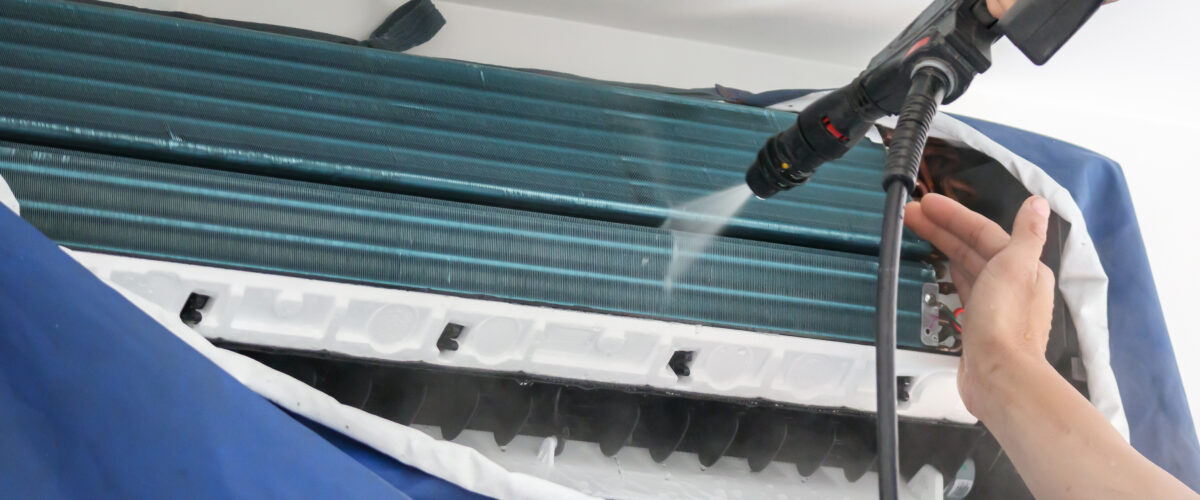 teknisi cuci AC di Jakarta dengan alat semprot bertekanan