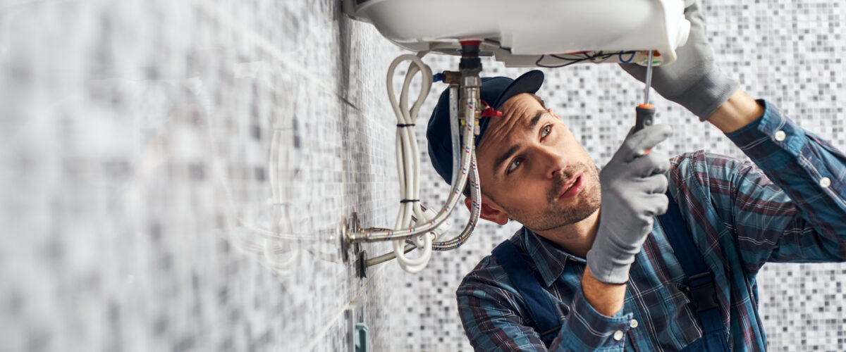 teknisi memperbaiki water heater bocor di Jakarta