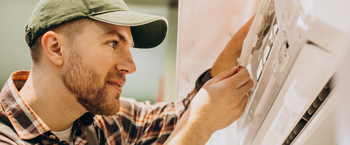 teknisi sedang memperbaiki AC kantor di Jakarta