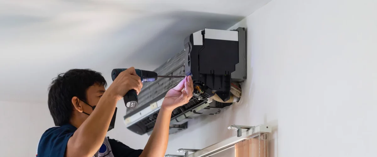 teknisi memperbaiki AC rumah yang tidak dingin