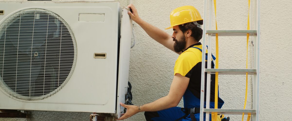 teknisi melakukan bongkar pasang AC di Jakarta