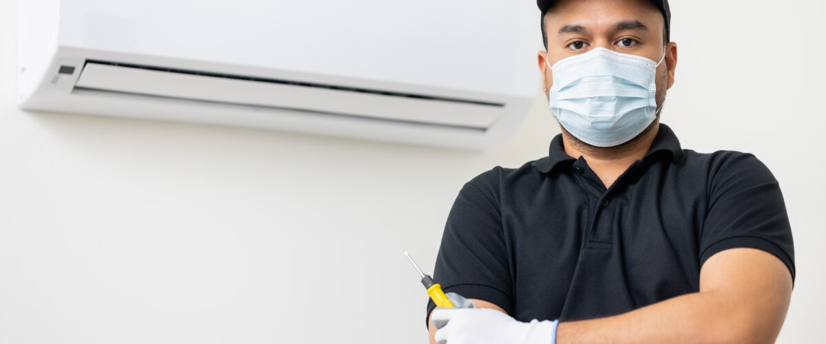 Teknisi profesional sedang melakukan service AC di Jakarta Selatan