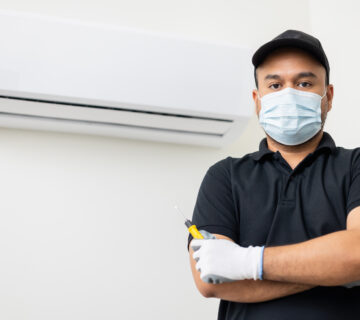 Teknisi profesional sedang melakukan service AC di Jakarta Selatan