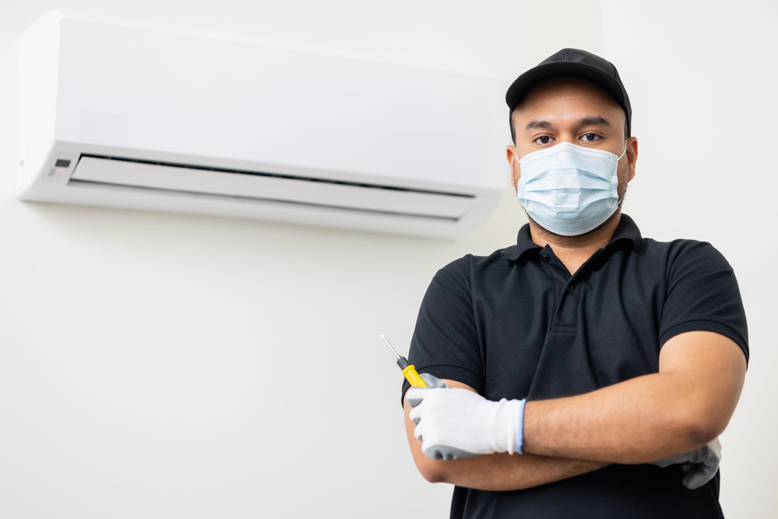 Teknisi profesional sedang melakukan service AC di Jakarta Selatan