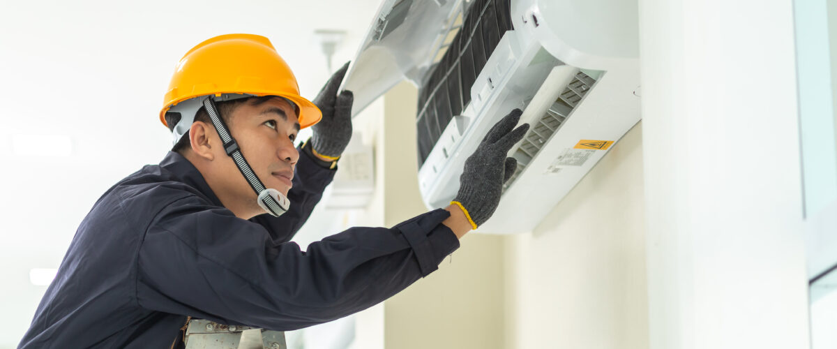 Teknisi sedang melakukan service AC di Jakarta