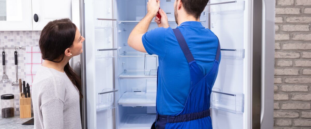 Teknisi service kulkas Jakarta sedang memperbaiki kulkas rusak