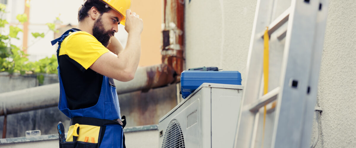 teknisi service AC Jakarta Pusat memperbaiki unit AC di rumah pelanggan