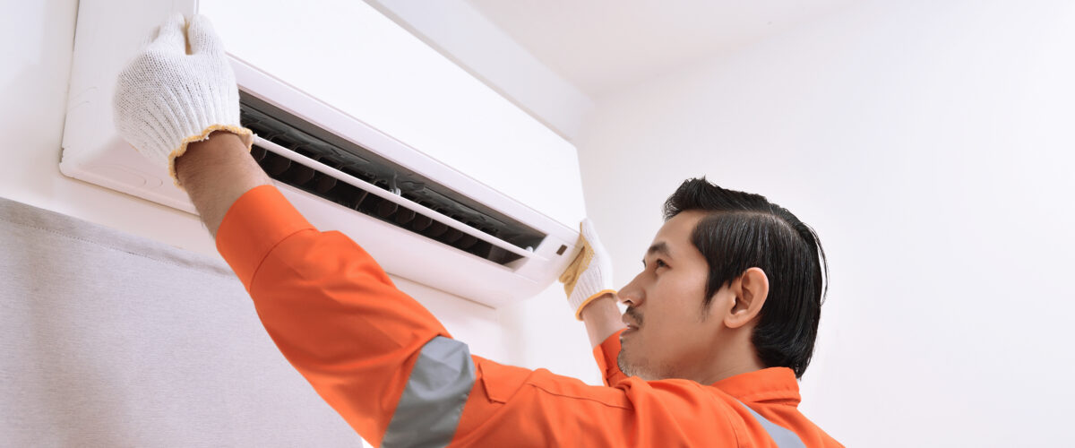 Teknisi AC sedang servis AC split di rumah pelanggan di Jakarta Utara