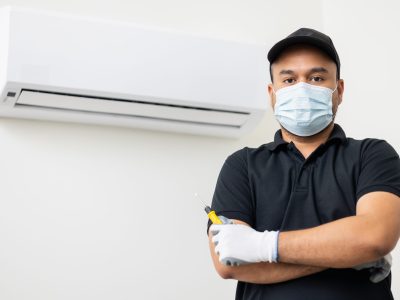 Teknisi profesional sedang melakukan service AC di Jakarta Selatan